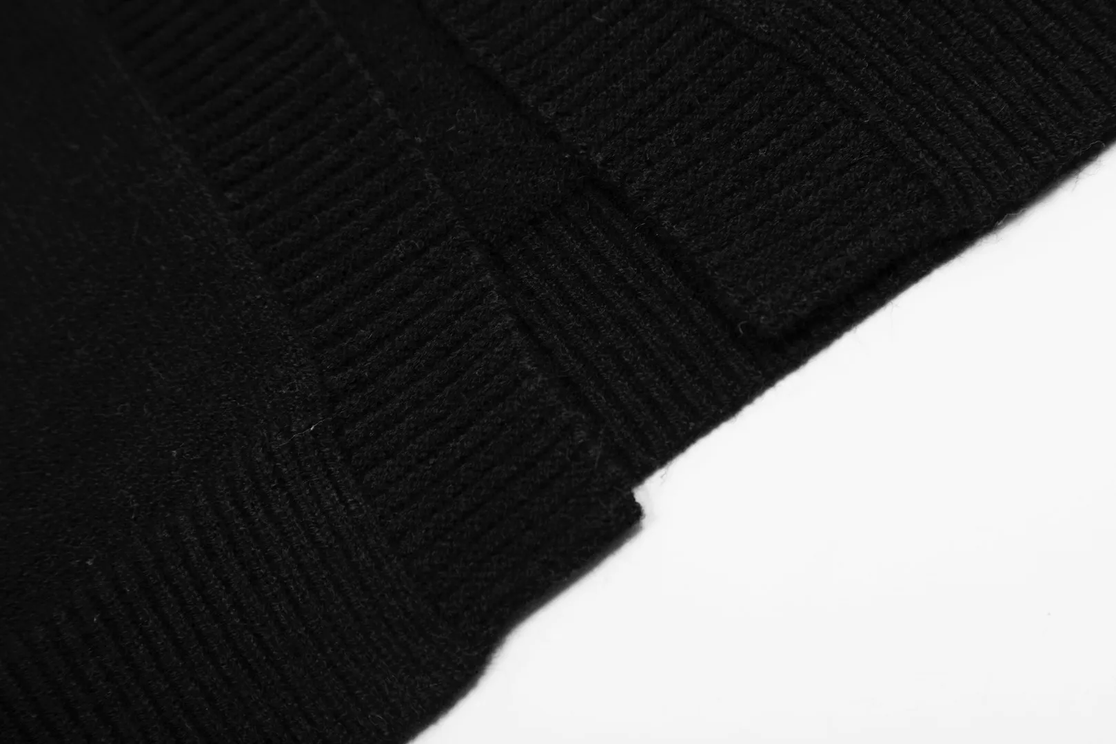 🅿️220 "Top quality" Style number: DS016# [Ralph Lauren V-neck solid color pony embroidered logo woolen knitted shawl cardigan] ✅Ralph Lauren Lazy‌oversize style basic classic versatile ten-color shawl cardigan ✅Main supplier platform live broadcast Wholesale entity Replenishment when out of stock No removal from shelves ✅ZP quality 1:1 version Scan the code to enter the GF website Counter quality ✅Details and quality are the only one in Guangzhou. Light luxury wool. Focus on high-end. Cost-effective. Good quality. Needless to say. ✅Restore the original version. Can wear 190 pounds. Loose, comfortable and stress-free. ✅Loose upper body, oversize and lazy style. Must-have style for goddess ootd. ✅Good-looking clothes are never picky. Recommended for goddess wardrobe. Taro Purple, Light Khaki, Chinese Red, Anchor Red